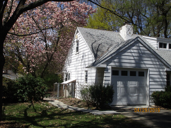 Building Photo - 138 Old Niskayuna Rd