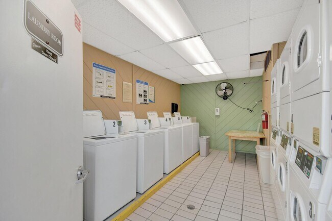 Building Photo - 2555 NE 11th St