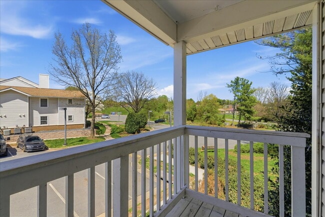 Building Photo - "Charming 2-Bed Oasis: Cozy 780 Sq Ft Retreat in Sterling, VA!"
