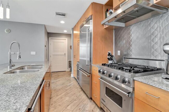 Building Photo - 1120 E Kennedy Blvd