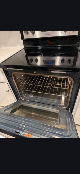 Building Photo - 512 E Ave