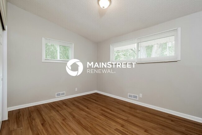 Building Photo - 4 Bedroom Pet-Friendly Home in OVERLAND PARK, KS with Main Street Renewal
