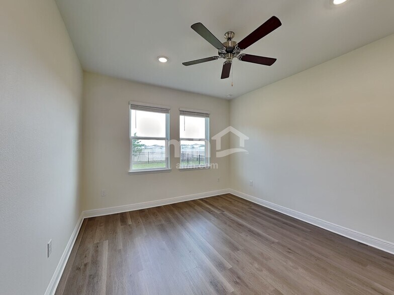 Building Photo - 5955 Pinewood Ests Dr