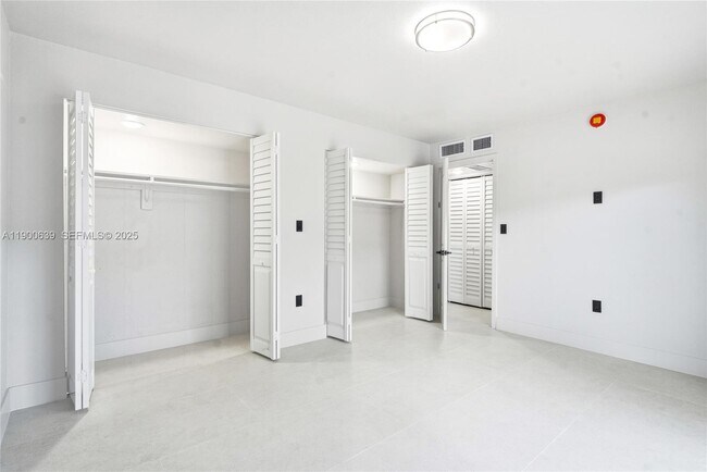 Building Photo - 13200 NE 7th Ave