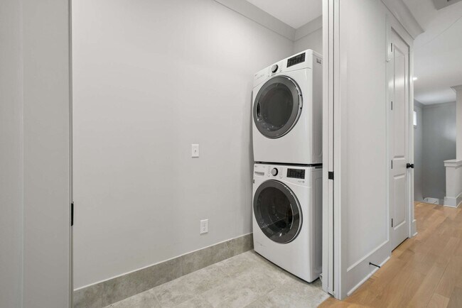 Building Photo - 6368 Alamo Pl