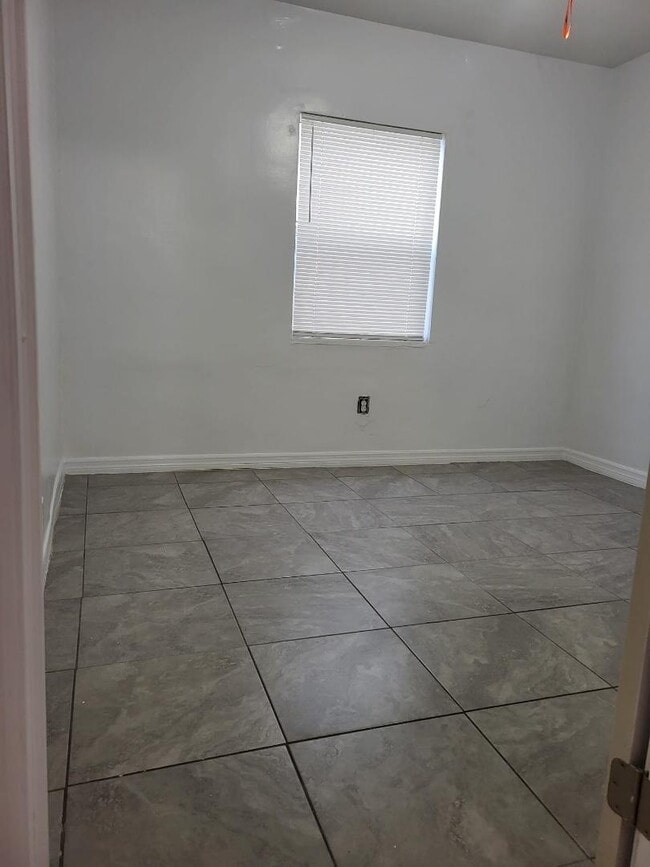 Building Photo - 1013 State St