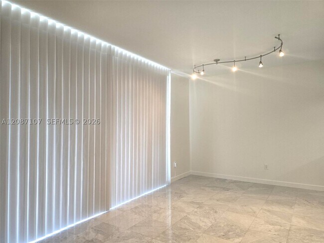 Building Photo - 1060 Brickell Ave