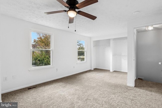 Building Photo - 15537 N Oak Ct