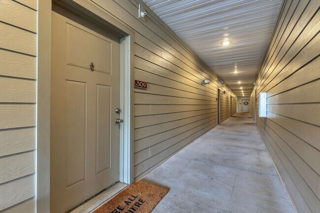 Building Photo - 414 Rosedale Ave