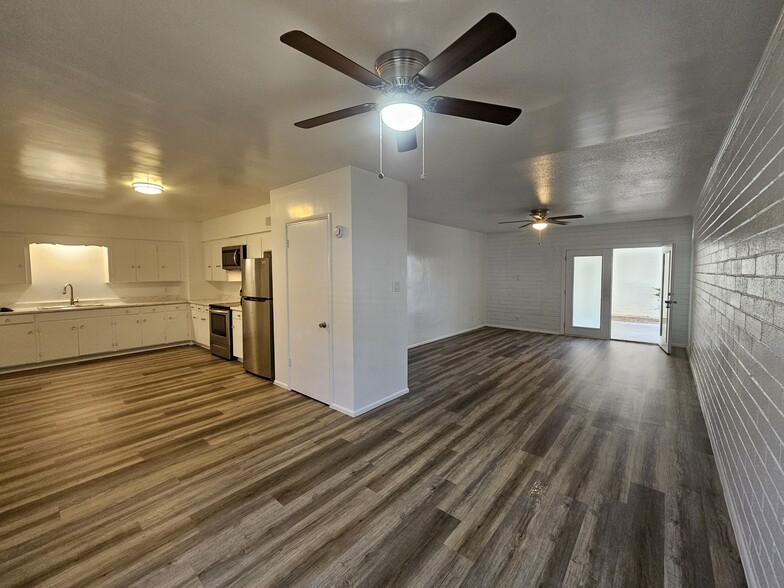 Building Photo - Town & Country Apartments