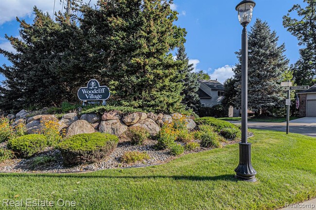 Building Photo - 2471 Woodcliff Trail