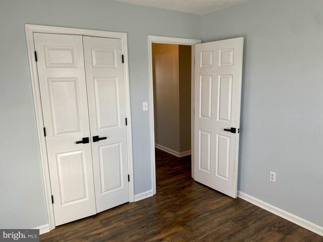 Building Photo - 142 Surrey Club Ln