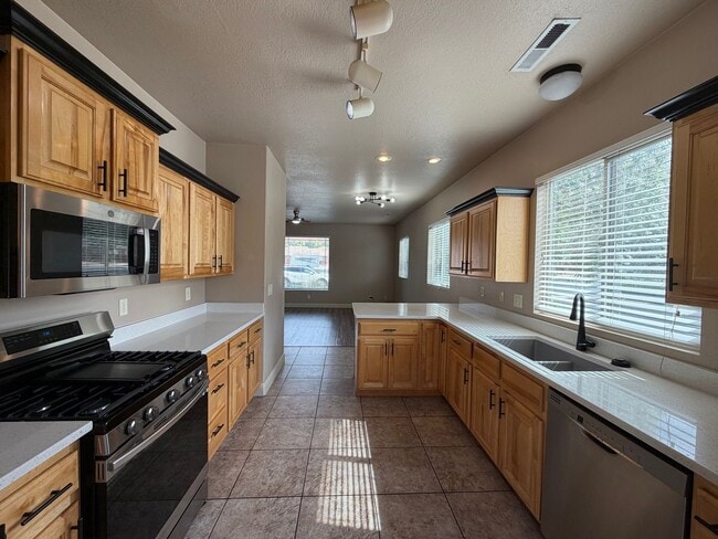 Building Photo - SPACIOUS TOWNHOME FOR RENT!
