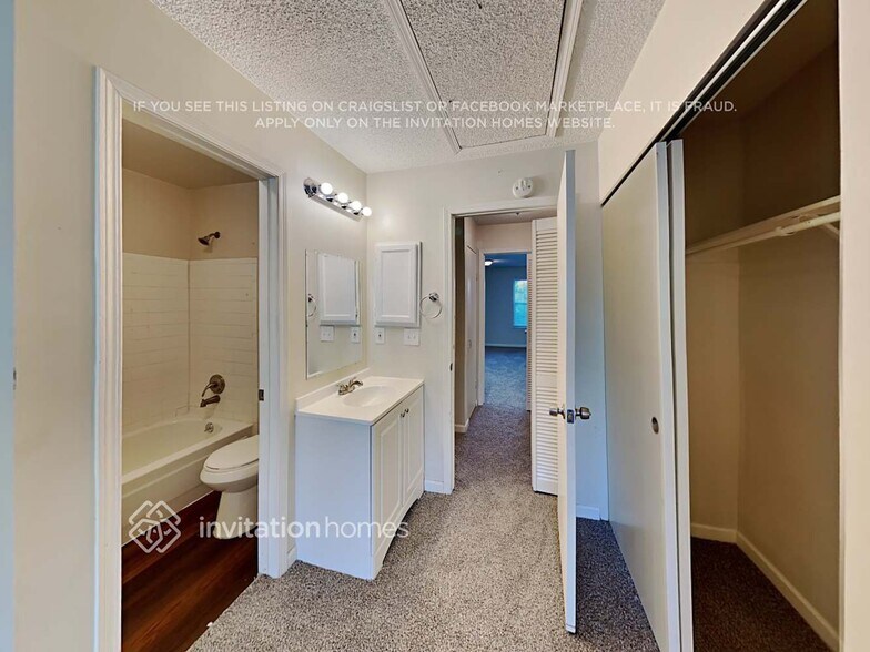 Building Photo - 1811 S Quebec Way