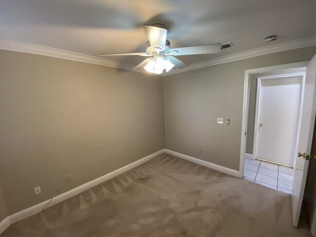 Building Photo - Charming Single-Story Home in Tracy — Across from the Park!