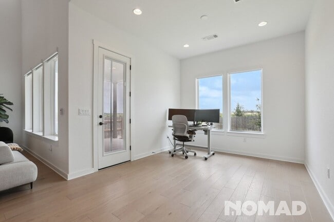 Building Photo - Spacious 5BR House in Buda