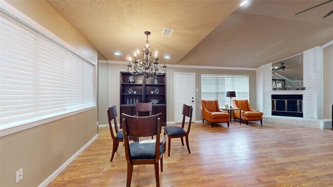 Building Photo - 1022 Manorglen Dr
