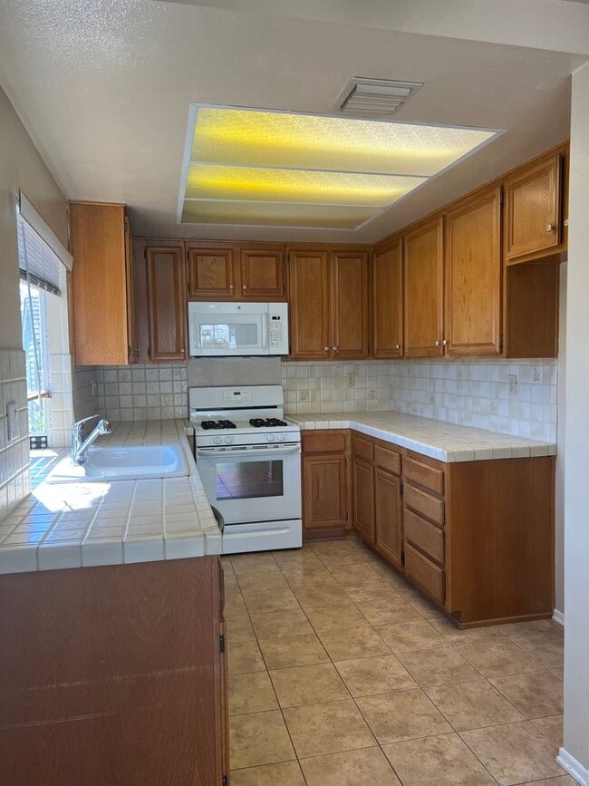 Building Photo - 3 bed, 3 bath single family home