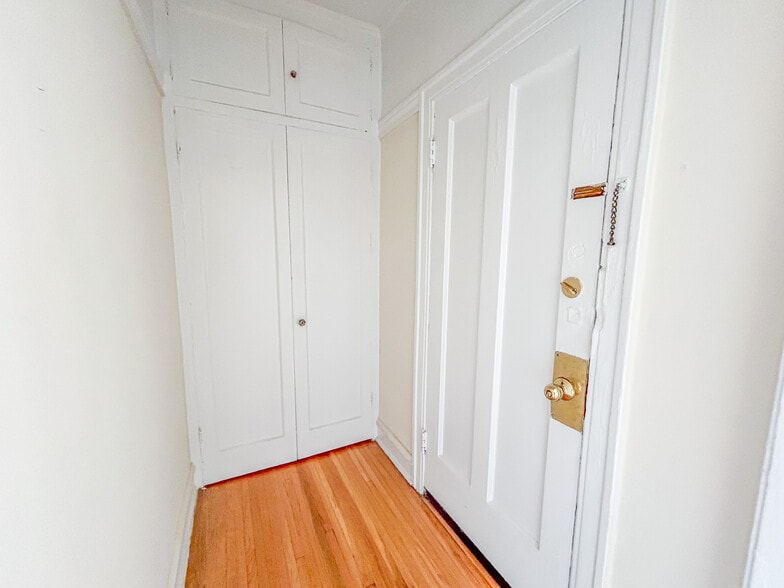 Building Photo - 1324 W Estes Ave