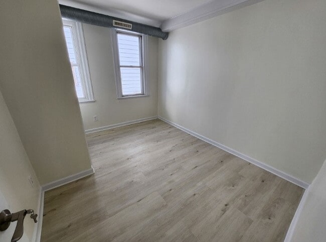 Building Photo - 348 W Queen Ln