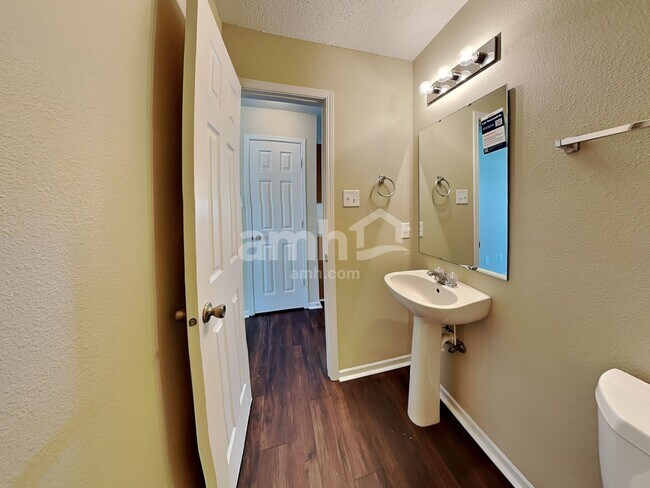 Building Photo - 489 Bourneside Dr