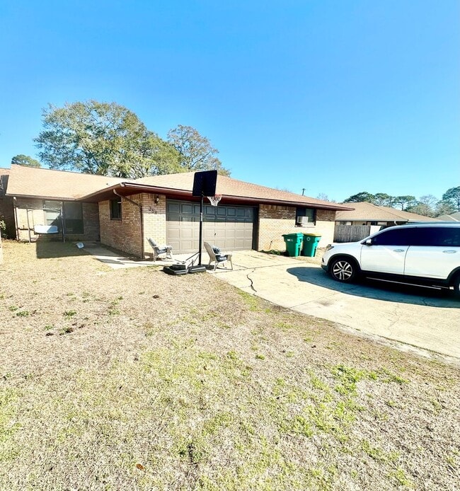 Building Photo - Nice 2 bedroom / 2 bathroom / 2 car garage single story town home for rent in Shalimar!