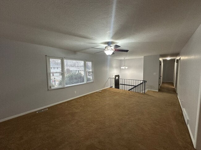 Building Photo - $1,800 - 3 Bed 2 Bath Home