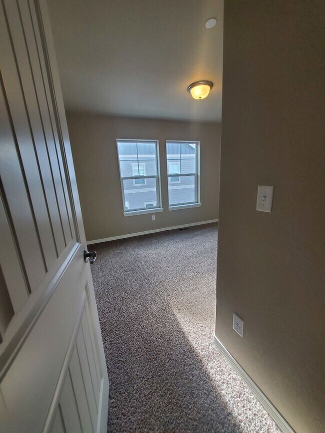 Building Photo - Updated 3 Bedroom Townhouse Across From Horsetooth Reservoir!