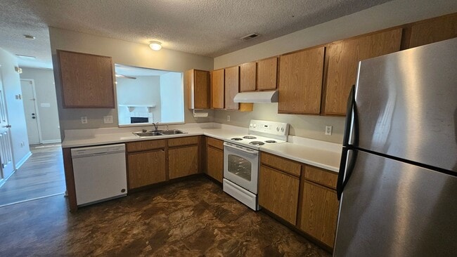 Building Photo - 2 BR 2.5 BA in Hunters Creek