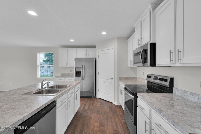 Building Photo - 1983 Pebble Point Dr