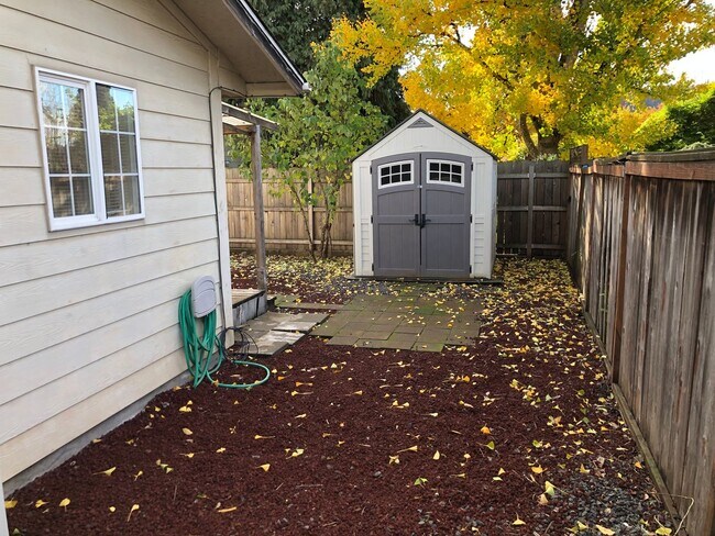 Building Photo - Updated 2 bedroom, 2 bathroom duplex in Sp...