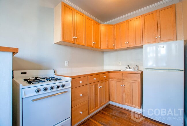 Building Photo - 674 Somerset Terrace NE