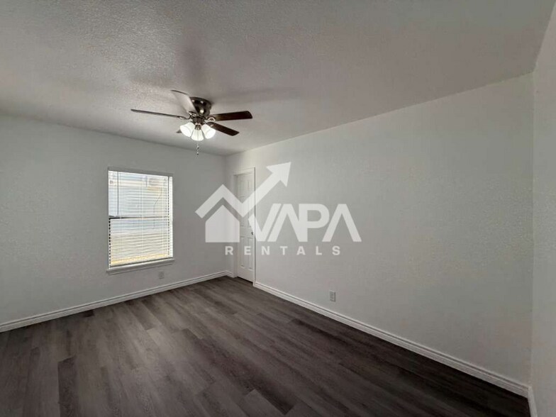 Building Photo - 9747 Fortune Ridge Dr