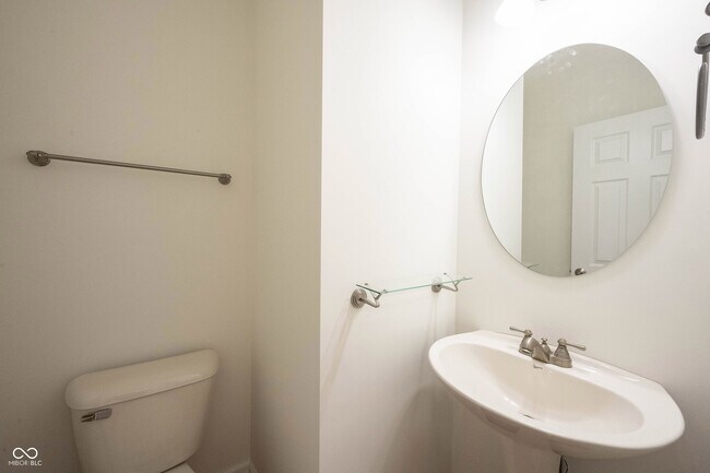 Building Photo - 9009 Mercer Dr