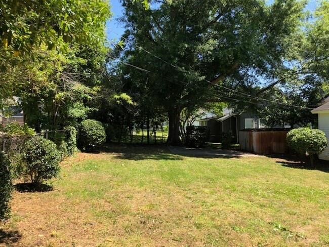 Building Photo - 2 BR, 1 Bath Bungalow located 1 mile from ...