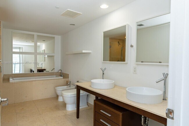 Building Photo - 495 Brickell Ave