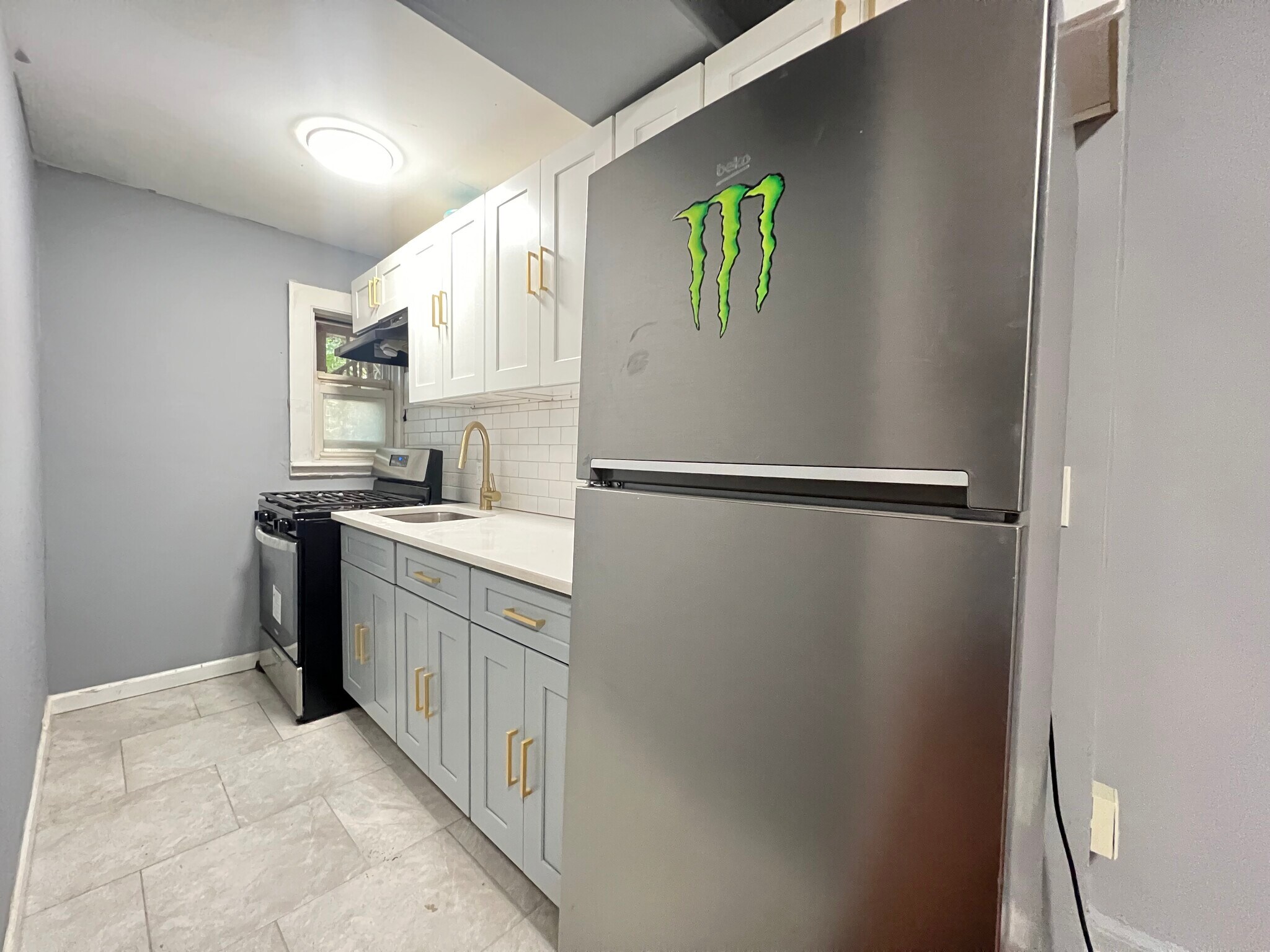 Unit 4 - 300 Lyons Ave