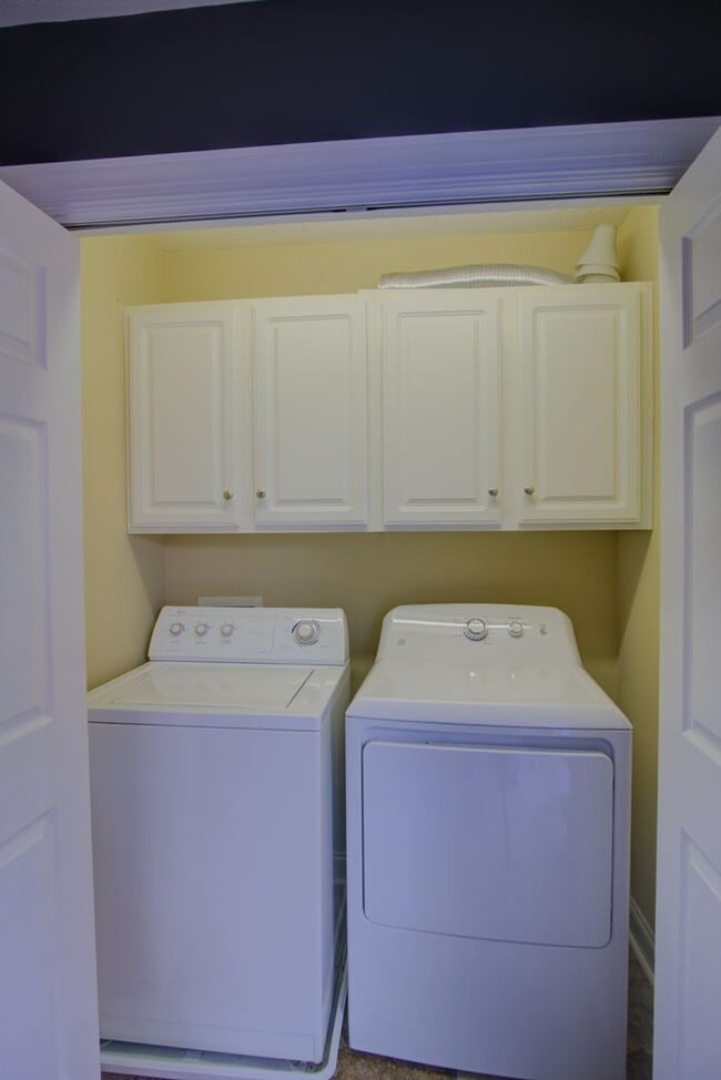 Building Photo - 3 Bed / 2.5 Bath.  Pet Friendly. Garage.