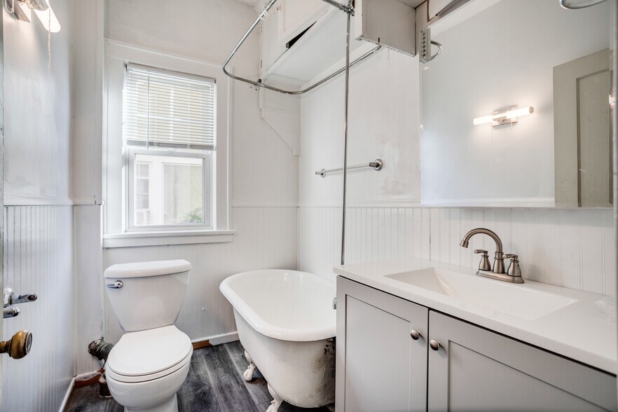 Building Photo - 1523 W Lake St