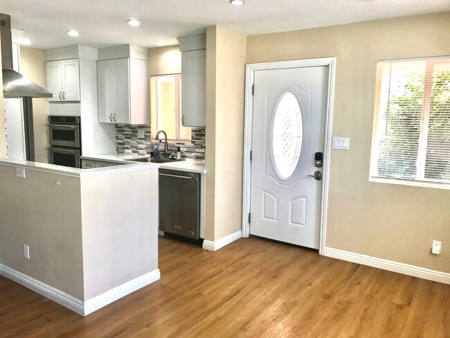 kitchen and entrance - 8160 Jamieson Ave