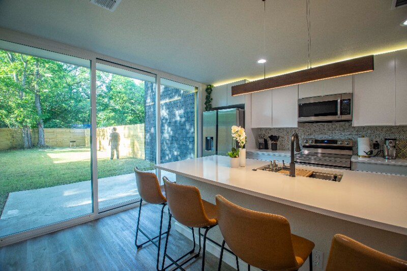 Building Photo - 605 E 7th St