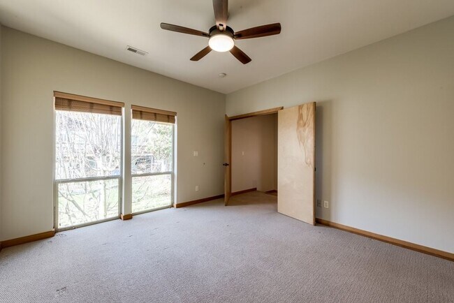 Building Photo - Luxury Three Bedroom Townhome in Johns Lan...