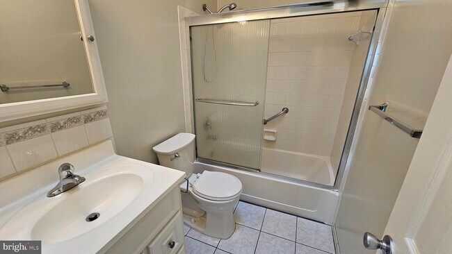 Building Photo - 9 Hamlet Dr