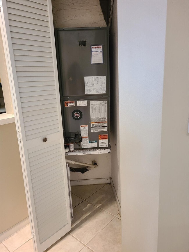 Building Photo - 4740 SW 12th Pl