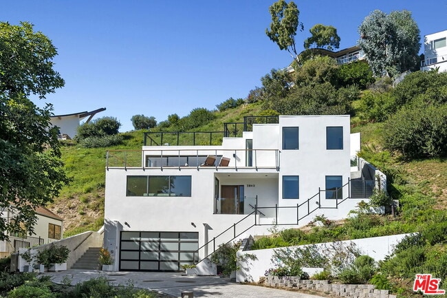 Building Photo - 3843 Rambla Pacifico St