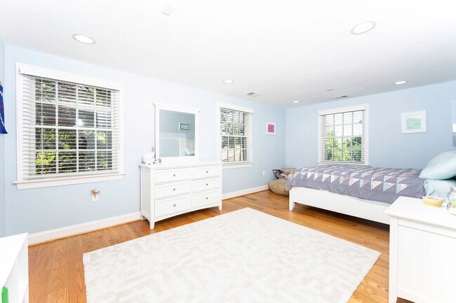Building Photo - Luxurious Spacious and Bright , Gorgeous P...