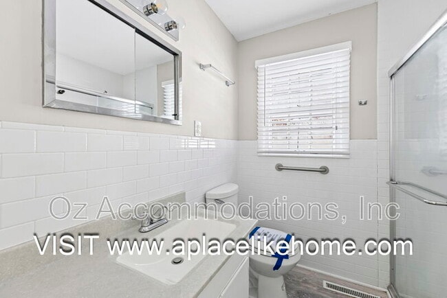 Building Photo - 515 E Sheridan St