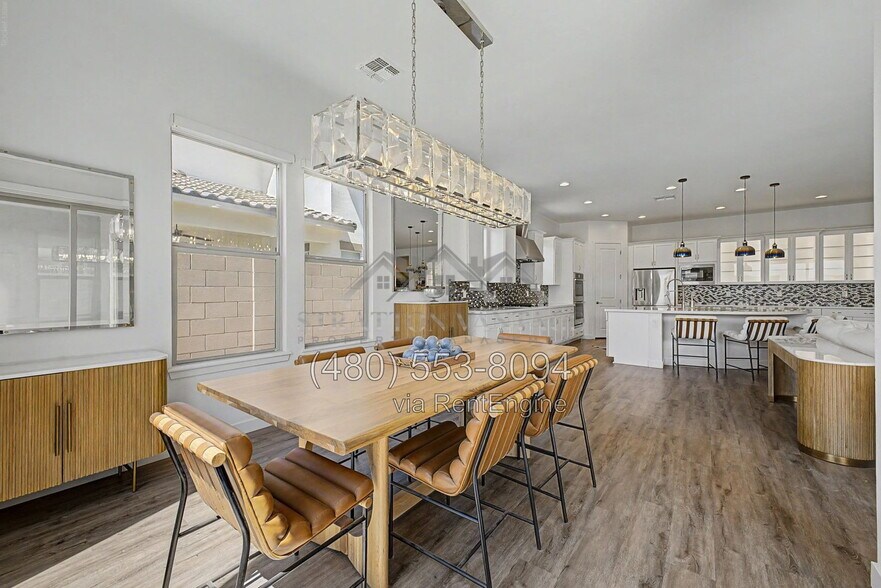 Building Photo - 1461 E San Carlos Way
