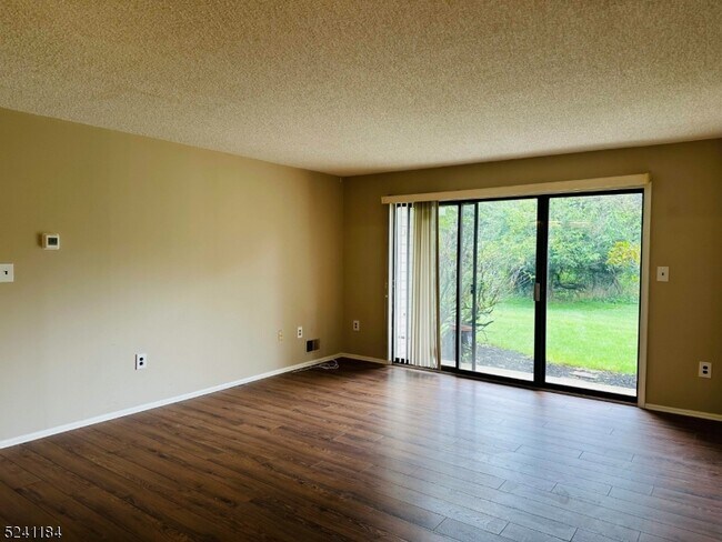Building Photo - 122 Crabapple Ln