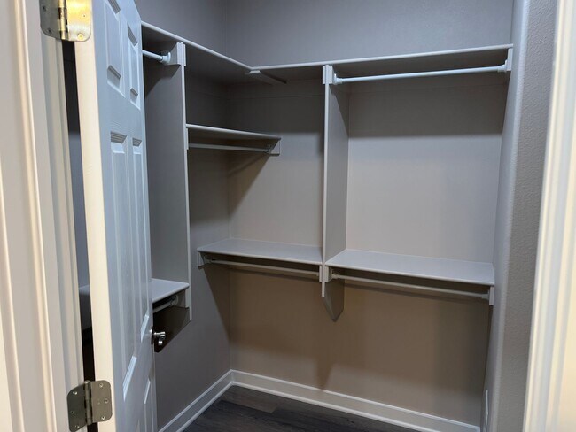 Building Photo - 923 Callie Ave